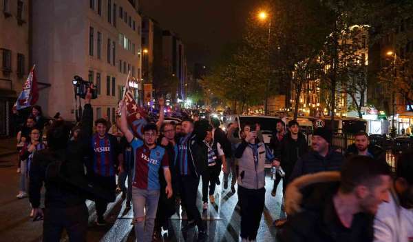 Trabzonspor taraftarı Taksim'e akın etti