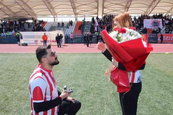 3 ay önce Bilecikspor maçında tanıştılar, aynı statta taraftarın önünde evlenme teklifi etti