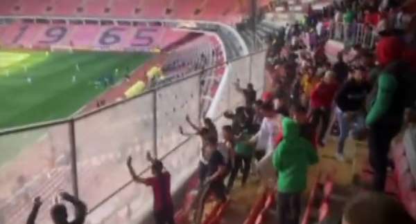 Eskişehirspor - Yeni Mersin İ.Y. maçında yaşanan olaylarda polisler yaralanırken, stat zarar gördü