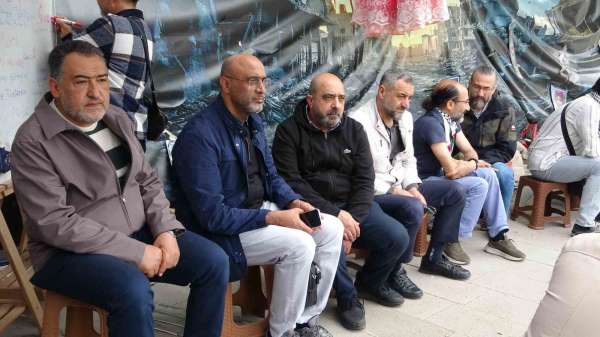 İsrail'in Gazze'ye saldırılarını oturma eylemiyle protesto ettiler