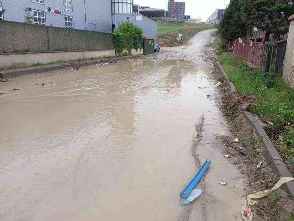 Şiddetli yağış, Kahramankazan'da da caddeleri sular altında bıraktı