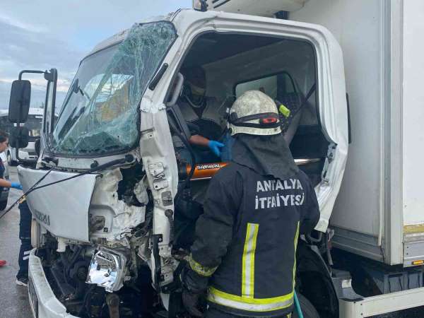 Antalya'da 3 aracın karıştığı zincirleme kazada 1 kişi yaralandı