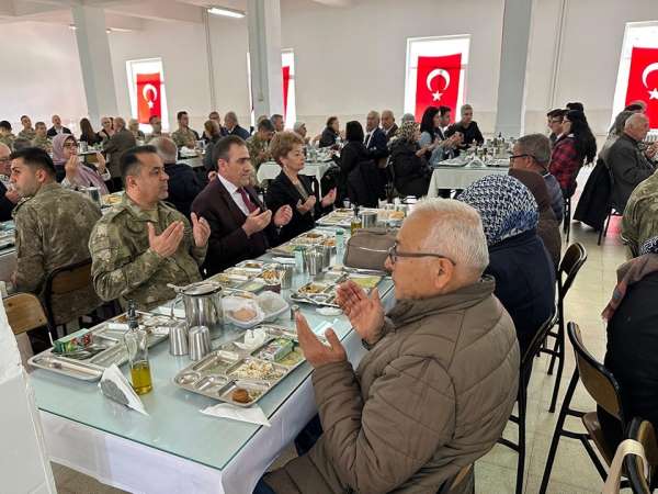 Burhaniye'de Kaymakam Memiş, Şehit ve Gazi aileleri için düzenlenen yemeğe katıldı