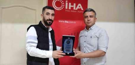 Güneşin Çocukları Spor Kulübü'nden İHA muhabirine plaket