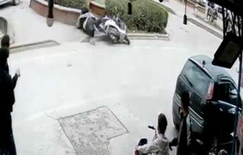 Kilis'te motosiklet sürücüsünün ağır yaralandığı kaza kamerada