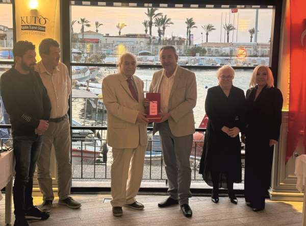 Kuşadası Ticaret Odası'nda Meclis Üyelerine plaket verildi