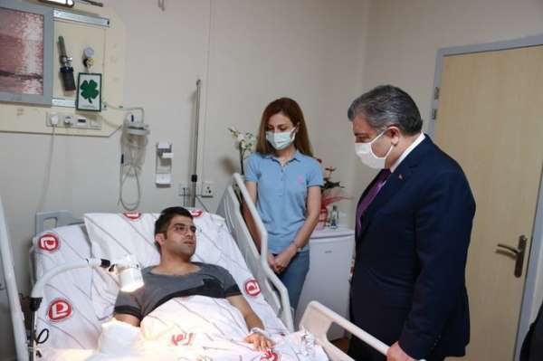 Bakan Koca'dan bıçaklı saldırıda yaralanan doktora geçmiş olsun ziyareti