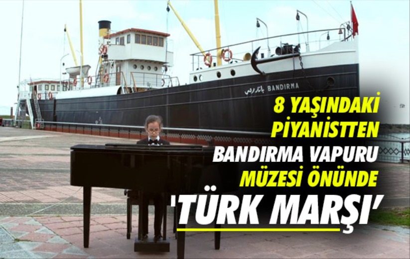 Samsun'da 8 yaşındaki piyanistten Bandırma Vapuru Müzesi önünde 'Türk Marşı'