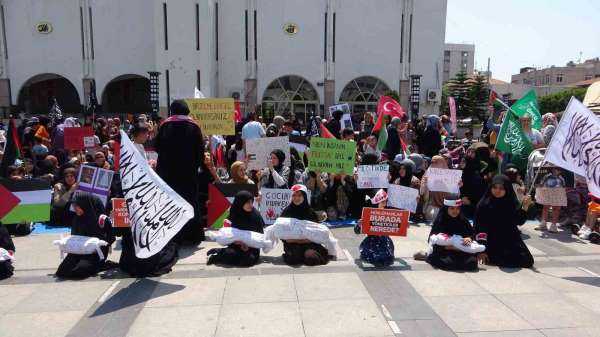 Kadınlar, İsrail'in Gazze'ye yönelik saldırılarını protesto etti