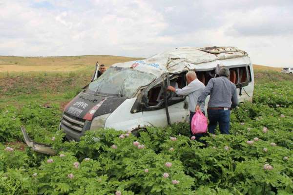 Amasya'da minibüs tarlaya uçtu: 1 ölü, 4 yaralı