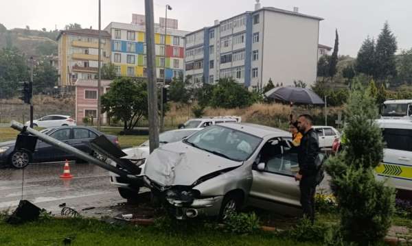 İki otomobilin çarpıştığı kazada 3 kişi yaralandı