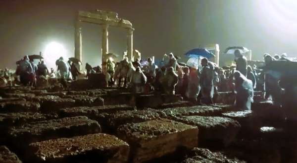 Laodikya'dan, Kızıl Ordu Korosunun şarkıları değil 'yuh' sesleri yükseldi