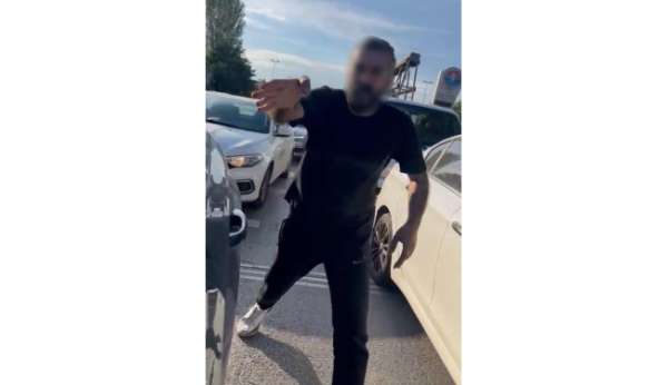 Maltepe'de trafikte dehşet: Kadın sürücü, 2 çocuğunun yanında saldırıya uğradı