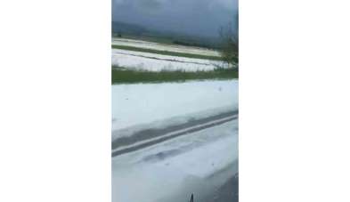 Tokat'ta dolu nedeniyle araziler beyaza büründü