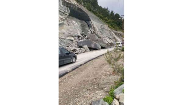 Ayancık'ta heyelan: Köy yolu trafiğe kapatıldı