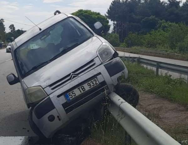 Bafra'da kontrolden çıkan otomobil bariyerlere çarptı: 4 yaralı