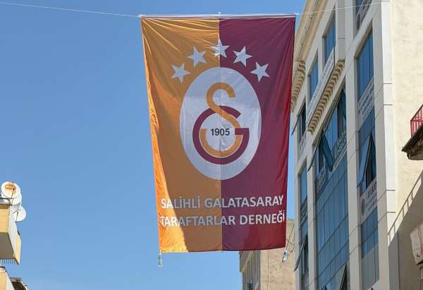Salihli'de caddelere şampiyon Galatasaray bayrakları asıldı