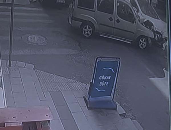 Ters yönden çıkan aracın kazaya karıştığı anlar kamerada