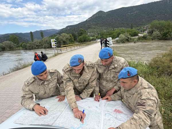 Tokat'ta 216 personel Kelkit Çayı'nda kayıp gençlerin izini sürüyor