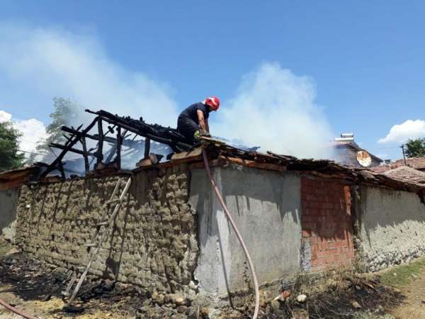 Amasya'da samanlık yangını: 10 ton saman kül oldu 