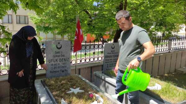 Şehit annesinden duygulanan sözler: 'Rüyamda beni bayramlaşmaya çağırdı'