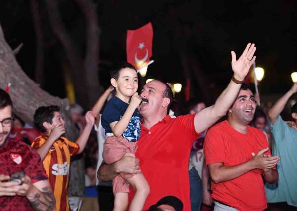 Antalya'da Türkiye-Avusturya maçı dev ekranda izlenecek
