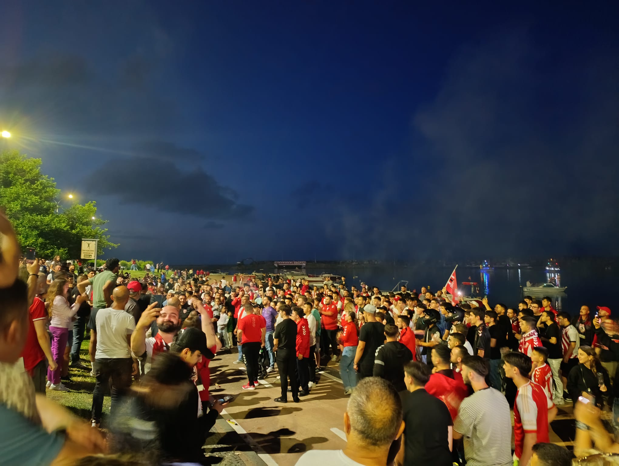 Samsunspor Taraftarından Meşaleli Kutlama