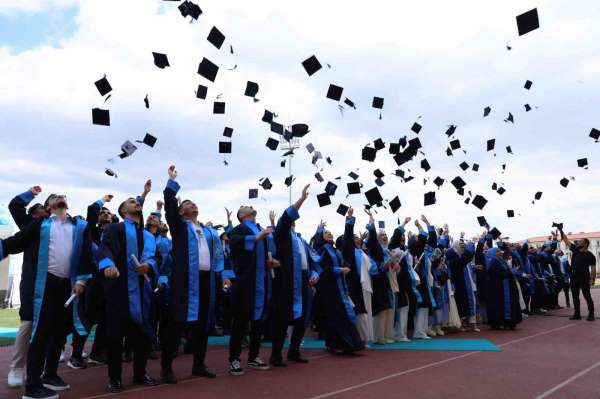 Düzce Üniversitesi'nde mezuniyet coşkusu