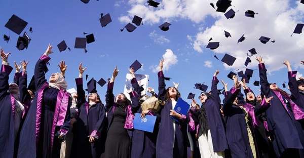 Erzurum Teknik Üniversitesi 2024-2025 akademik yılı mezuniyet töreni kurumsal bir coşku ile gerçekleştirildi