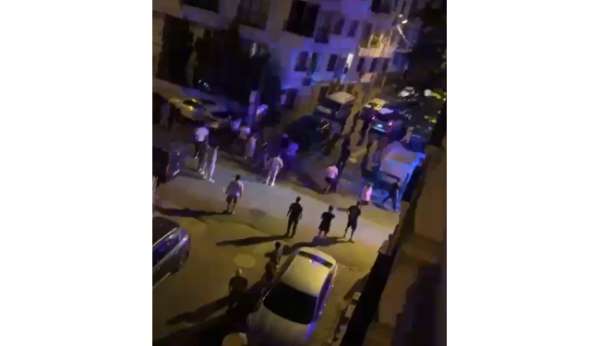 Gözü dönmüş adam ailesine saldırdı, müdahale etmek isteyenlere bıçak çekti