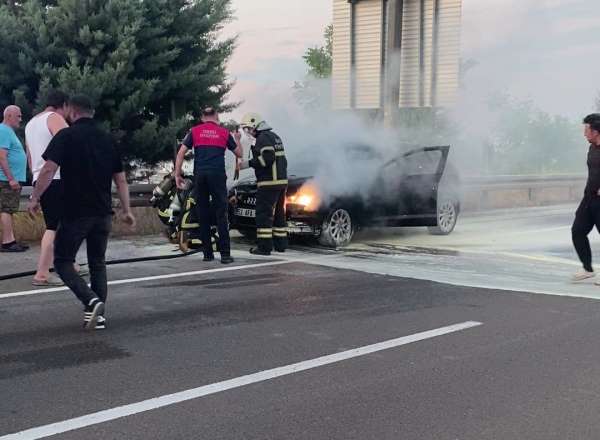 Ordu'da motor kısmından alev alan araçta maddi hasar meydana geldi