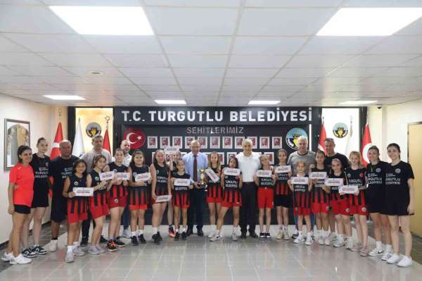 Turgutlu Belediyespor ikincilik kupasını Başkan Akın'la paylaştı