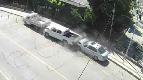 Amasya'da otomobilin park halindeki araçlara çarptığı kaza kamerada