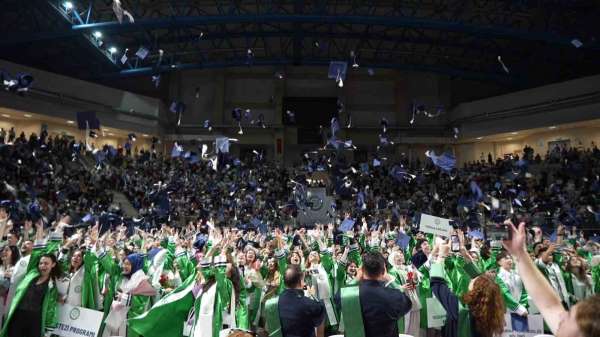 Kocaeli Sağlık ve Teknoloji Üniversitesi mezunlarını uğurladı