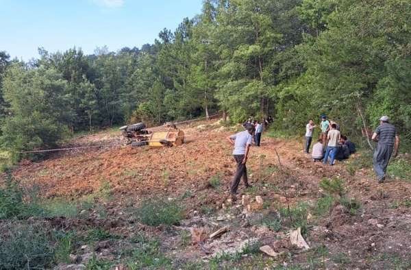 Kütahya'da devrilen traktörün altında kalan çiftçi hayatını kaybetti