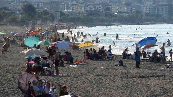 Samsun'da hava sıcaklığı arttı, vatandaşlar denize akın etti