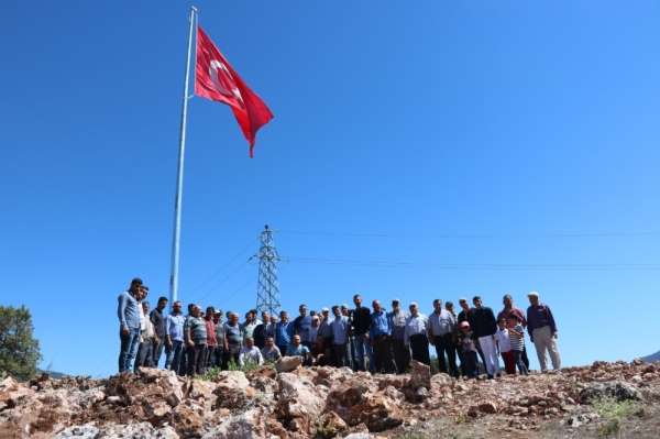 Beyşehir Adaköy'e şehitler anısına Türk bayrağı dikildi 