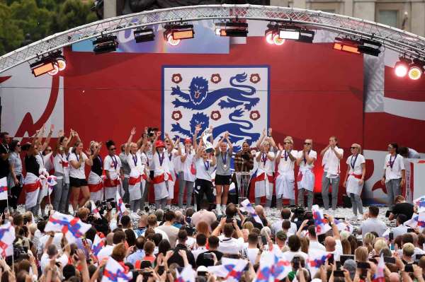 Londra'da binlerce kişi kadın futbol takımının şampiyonluğunu kutladı