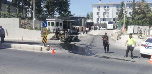 Şanlıurfa'nın Karaköprü ilçesinde Terörle Mücadele (TEM) Şube Müdürlüğü önünde zırhlı polis aracı devrildi. Ka