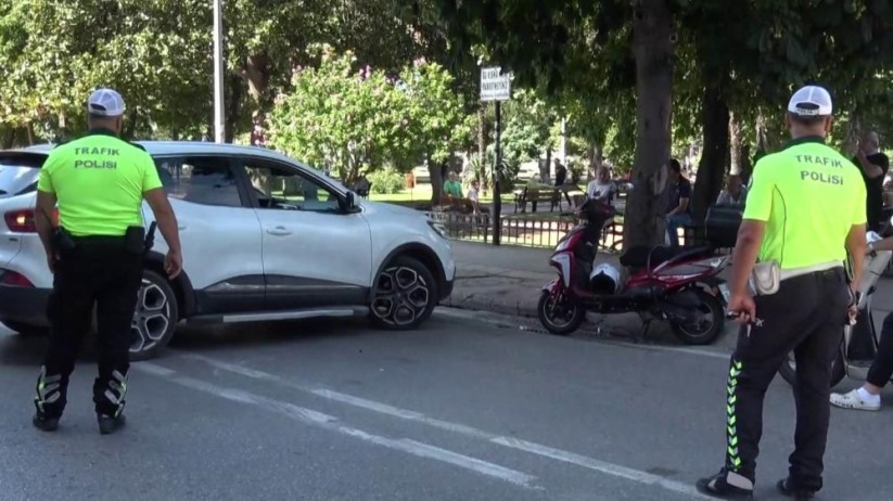 Samsun'da motosikletin otomobile çarptığı kaza kamerada: 2 yaralı