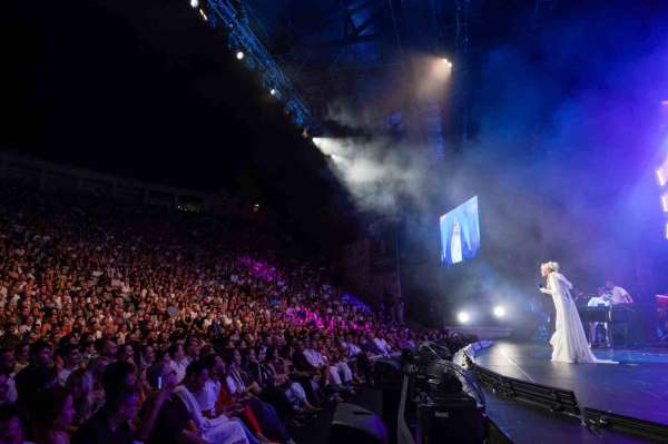 79 yaşındaki Süperstar Ajda Pekkan 3 saat kaldığı sahnede 45 şarkı söyledi