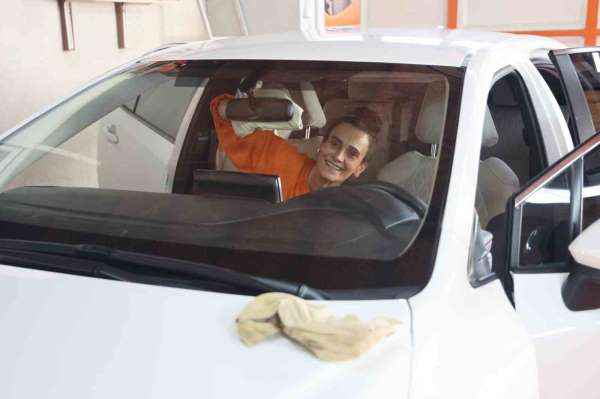 'Abi' diye seslenenler olsa da oto yıkamacı Gülcan, depremin yıkamadığı hayalleriyle ekmek parasını kazanıyor