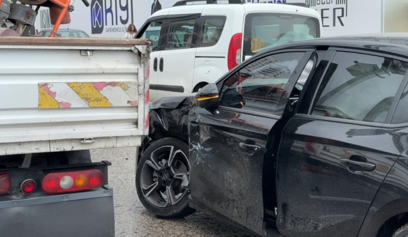 Samsun'da kamyonet ile otomobil çarpıştı: 3 yaralı