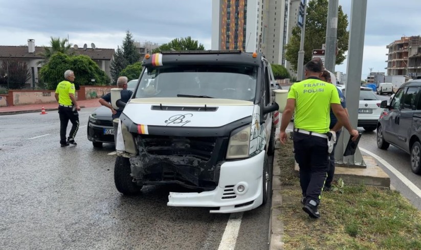 Samsun'da kamyonet ile otomobil çarpıştı: 3 yaralı