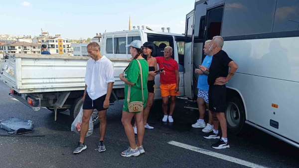 Kamyonetten düşen malzemeleri toplamak isterken zincirleme kazaya sebep oldu:1 yaralı