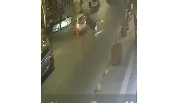 Motosiklet sürücüsünün takla attığı kaza güvenlik kamerasına yansıdı