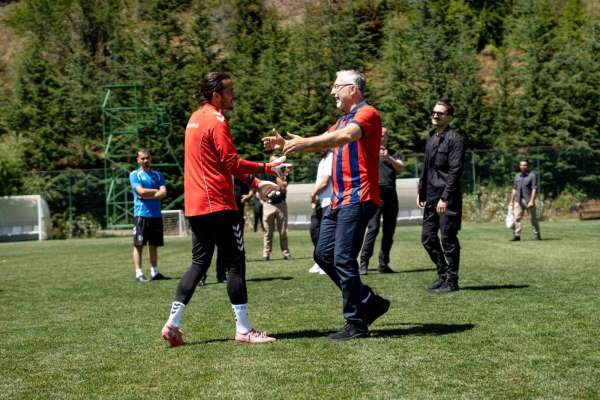 Bakan Işıkhan, Bolu kampındaki Mardin 1969 Spor'u ziyaret etti