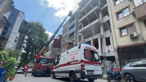 Çatıdaki çıplak şahıs intihar paniğine neden oldu: Turist olduğu ortaya çıktı