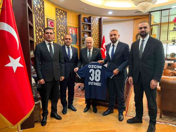 Erciyes 38 FK'dan MHP Genel Başkanı Devlet Bahçeli'ye forma hediyesi