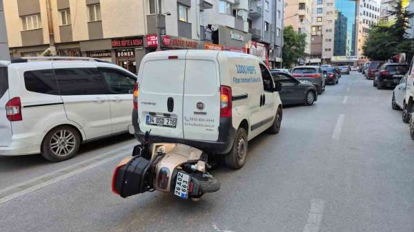 Eskişehir'de korkutan kaza: Motosiklet, hafif ticari aracın altına girdi